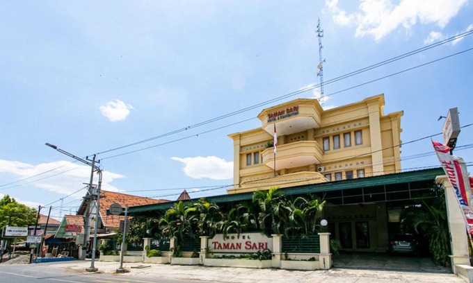 Hargomulyo Hotel | RedDoorz Plus near Alun Alun Karanganyar