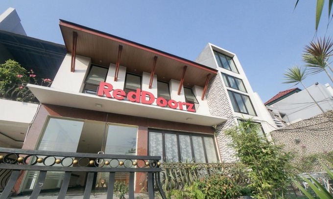 Jakarta House | RedDoorz Plus near Green Pramuka Square Mall
