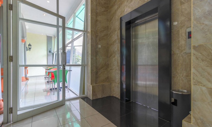 North Cirebon Hotel | RedDoorz Plus near Alun Alun Kejaksan Cirebon