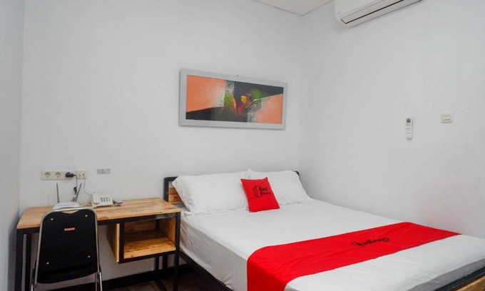 Semarang Hotel | RedDoorz Plus near Patung Kuda Undip