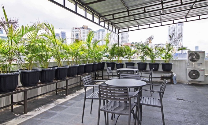 Kebon Kacang Hotel | RedDoorz Plus near Plaza Indonesia