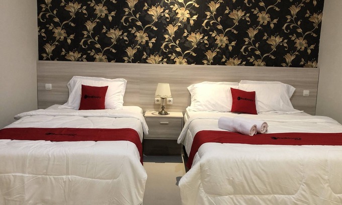 Solo City Centre Hotel | RedDoorz Plus near Solo Paragon Mall