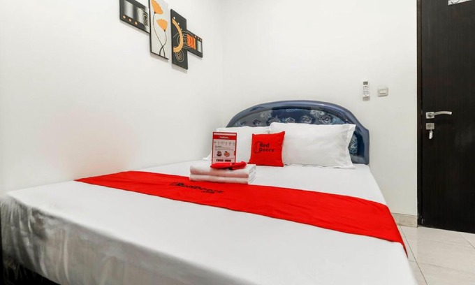 Jakarta House | RedDoorz Plus near Trisakti University