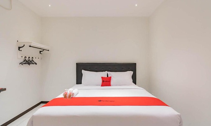 Bogor Selatan Hotel | RedDoorz Plus @ Pakuan Residence Tajur