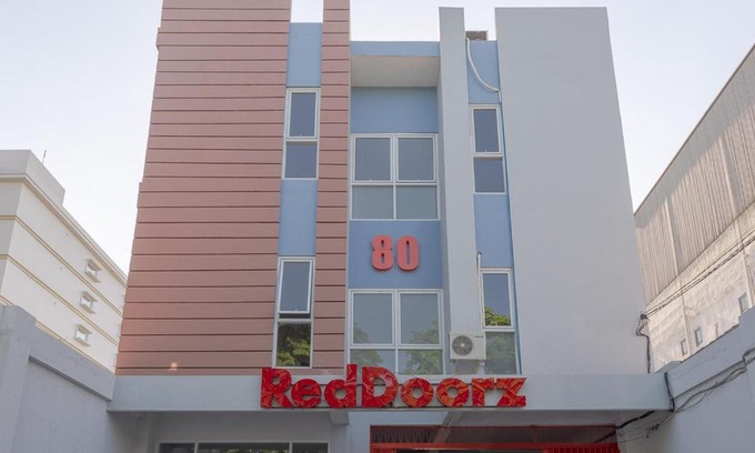 Gubeng House | RedDoorz Plus Syariah @ Raya Nginden 2