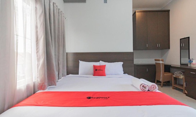 West Cirebon Hotel | RedDoorz Plus Syariah @ Tuparev Cirebon 3