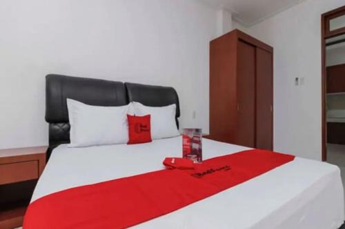 Jakarta House | RedDoorz Premium near Stasiun Lenteng Agung