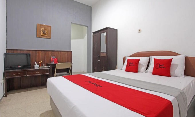 Dinoyo House | RedDoorz @ Soekarno Hatta 2