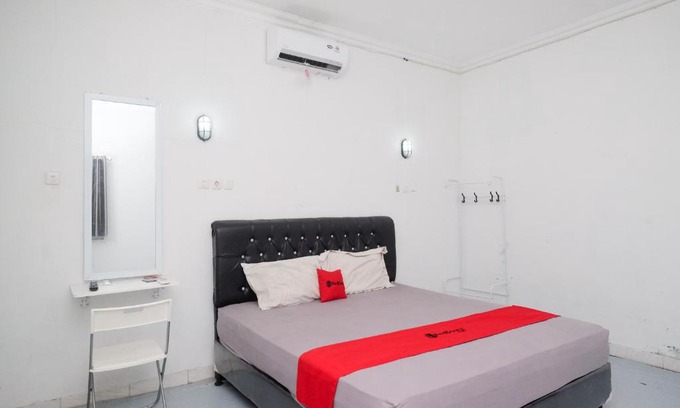 Demak Hotel | RedDoorz Syariah at Griya Merbotan Demak