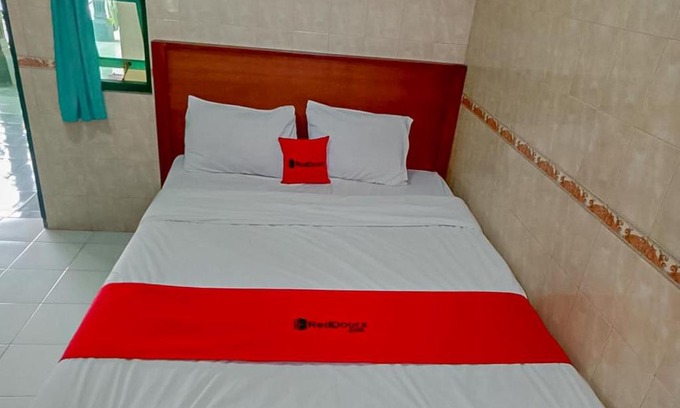 Pacitan Hotel | RedDoorz Syariah @ Hotel Sidomulyo Pacitan