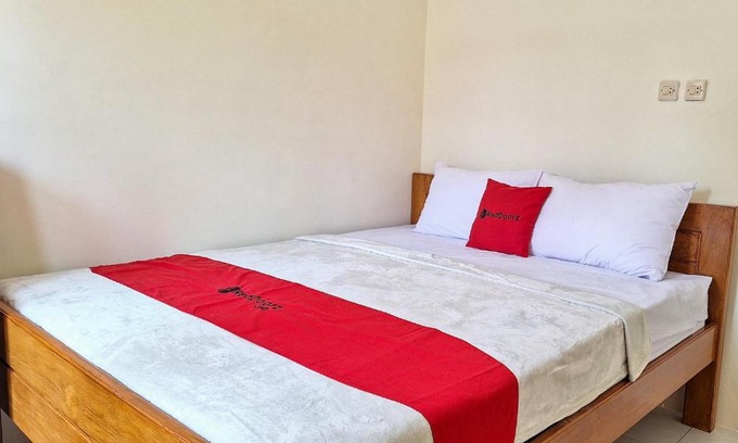 Banguntapan Hotel | Reddoorz Syariah near Terminal Bus Giwangan