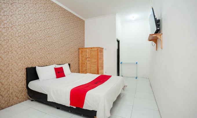 Bekasi House | RedDoorz Syariah near Jatisampurna Hospital
