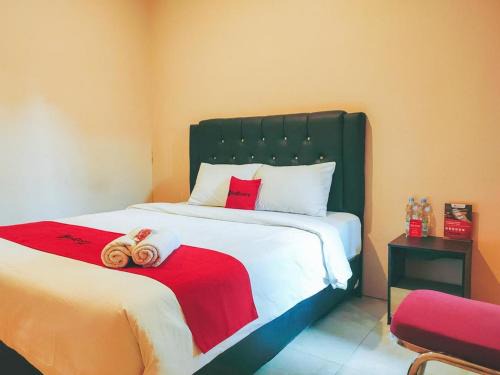 Sidoarjo Hotel | RedDoorz Syariah near Lippo Plaza Sidoarjo