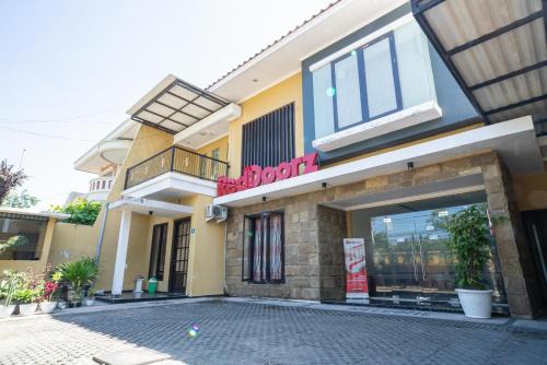 Ngagel House | RedDoorz Syariah near Marvel City Mall 2