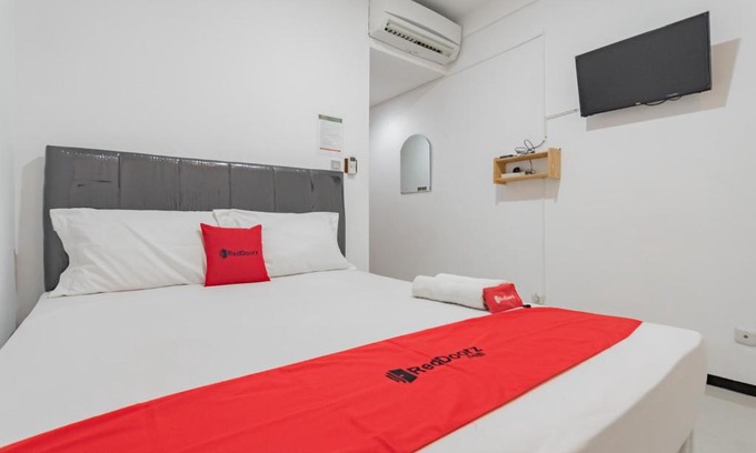 Bandung Hotel | RedDoorz Syariah near Regol Park Bandung