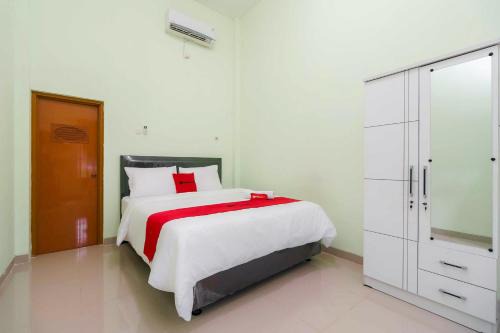 Muara Enim House | RedDoorz Syariah Near RSUD Dr HM Rabain Muara Enim