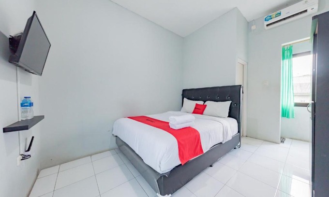 Sukabumi Hotel | RedDoorz Syariah near RS Hermina Sukabumi