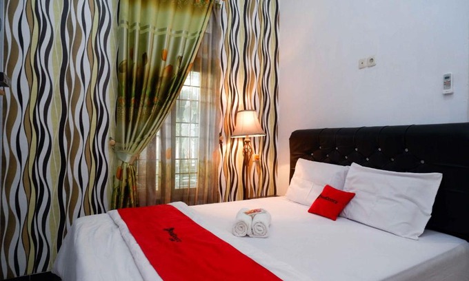 Tegal Hotel | RedDoorz Syariah near RS Mitra Siaga
