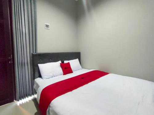 Surabaya Hotel | RedDoorz Syariah near Rumah Sakit Soewandhie