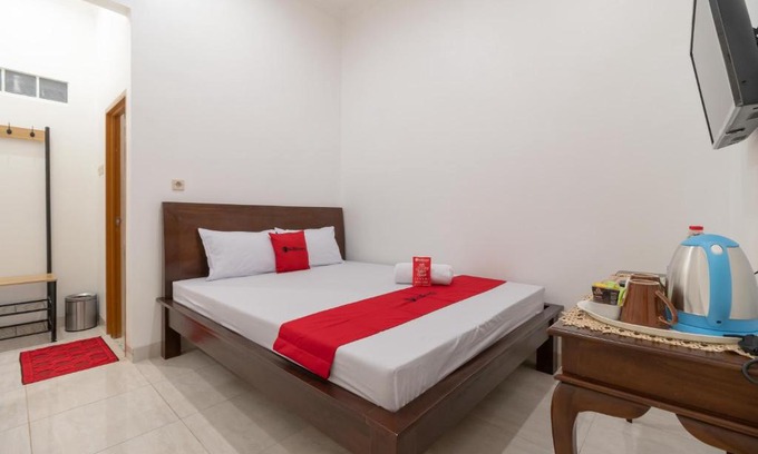 Bekasi Hotel | RedDoorz Syariah near Summarecon Mall Bekasi