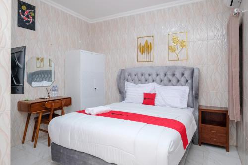 Surabaya Hotel | RedDoorz Syariah near Stasiun Gubeng 2