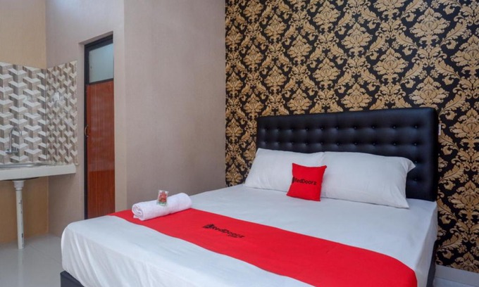 Cilacap Hotel | RedDoorz Syariah near Stasiun Gumilir Cilacap