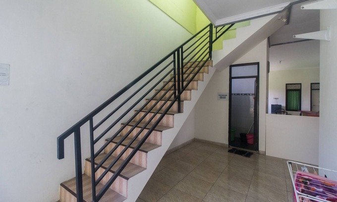 Madiun Hotel | RedDoorz Syariah near Stasiun Madiun