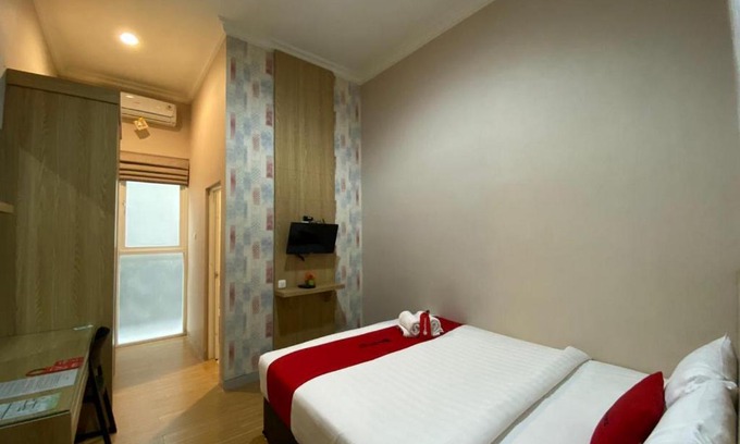 Malang House | RedDoorz Syariah near Universitas Negeri Malang