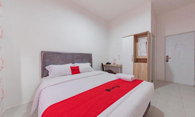 Cipanas Hotel | RedDoorz Syariah Plus near Tugu Bubur Ayam Cianjur