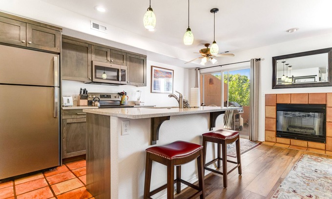Moab South Valley Condo | Redesigned Red Rock condo with golf-course-view patio, fireplace, AC & pool