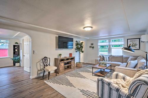 Redmond House | Redmond Farmhouse on 2 Acres with Deck and Grill!