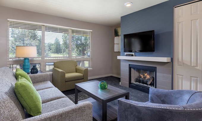 Redmond Resort | Redmond, OR: 1 Bedroom Suite with Balcony, Mini Kitchen, 2 Pools, 3 Golf Courses