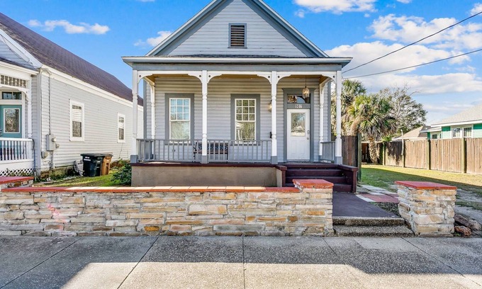 Southeast Pensacola House | *Reduced Rates* - Minutes to Downtown Pensacola - Fully Fenced Yard - Free WiFi