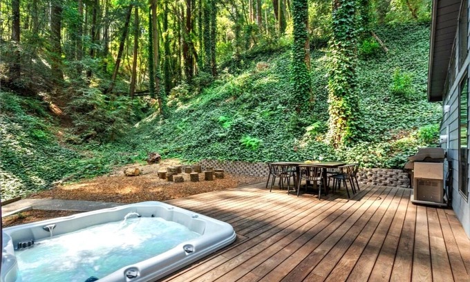 Monte Rio House | RedwoodHollow~Captivating Forest Home! Redwoods-5-Star Reviews! HotTub/WiFi