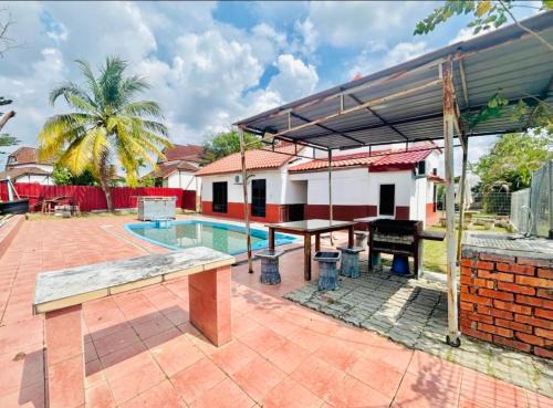 Alor Gajah House | Redzuan Homestay A Famosa 5R Pool Villa