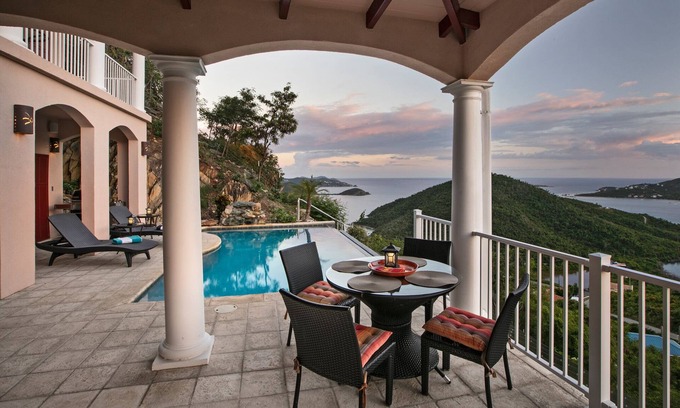 Seagrape Hill House | Reef Madness Villa ~ Private infinity pool + Tesla Solar