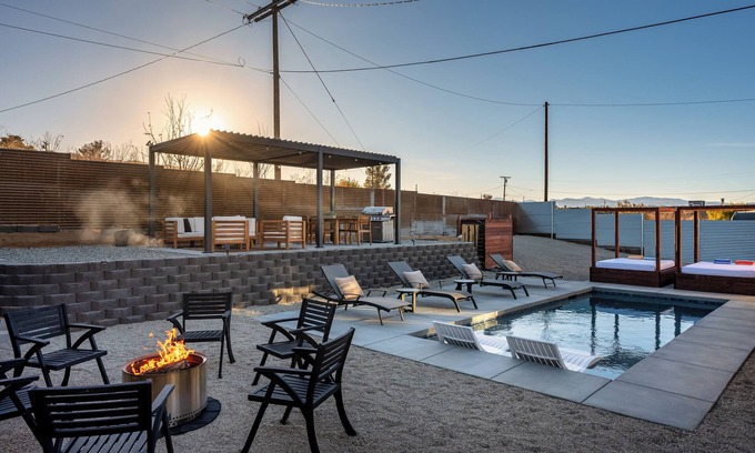 Joshua Tree House | Reel House - Pool, Hot Tub, A/C, BBQ, 100in projector Movie Room, Pet Friendly!