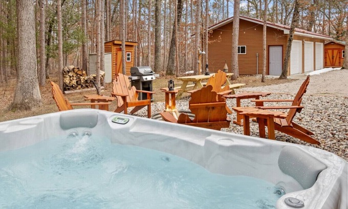 Baldwin Cabin | Reel Paradise, The Fishermen Cabin: Hot Tub & Fun!