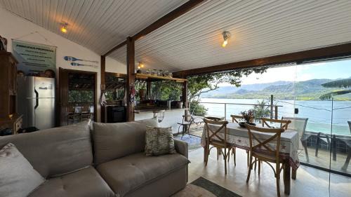 Cambaquara House | Refúgio na natureza com vista espetacular em Ilhabela