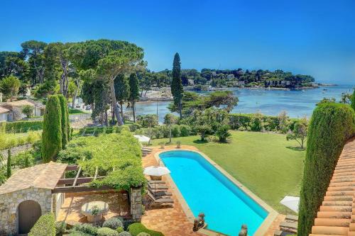 Cap-d'Antibes Villa | REF 137 - Cap d'Antibes seafront - Villa for rent