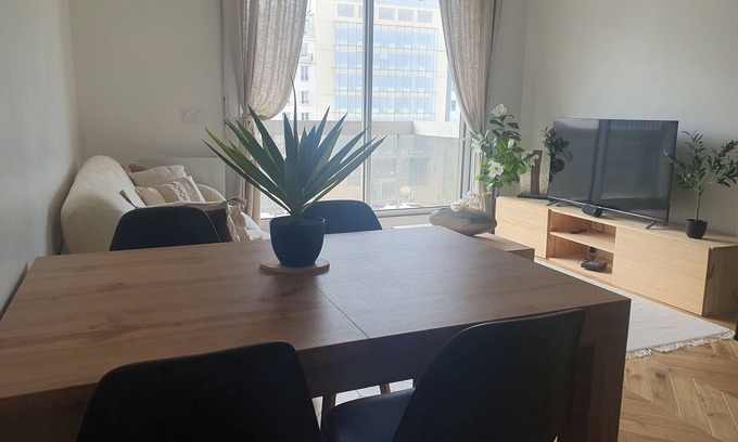 Neuilly-sur-Seine Apartment | Refait à Neuf: 5min des Champs-elysees, La Defense Arena, 20min la Tour Eiffel