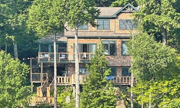 Mount Sunapee House | Refined Sunapee Lakefront Home for Weekly Rental