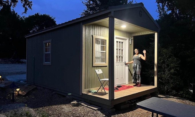 Jacksboro House | Reflection Cabin on Lake Godstone