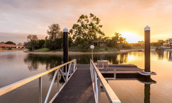 Mermaid Waters House | Reflections at Broadbeach - Heated Pool- Absolute Waterfront Entertainer!