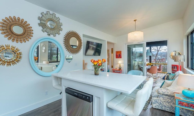 Old Fort House | Reflections on Mill Creek Hot Tub & Walking Distance to Old Fort!