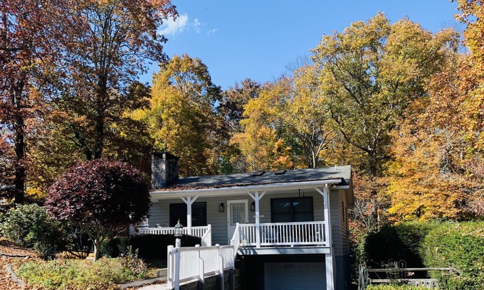 Newland Cottage | Refreshed Cozy "French Style" Cottage