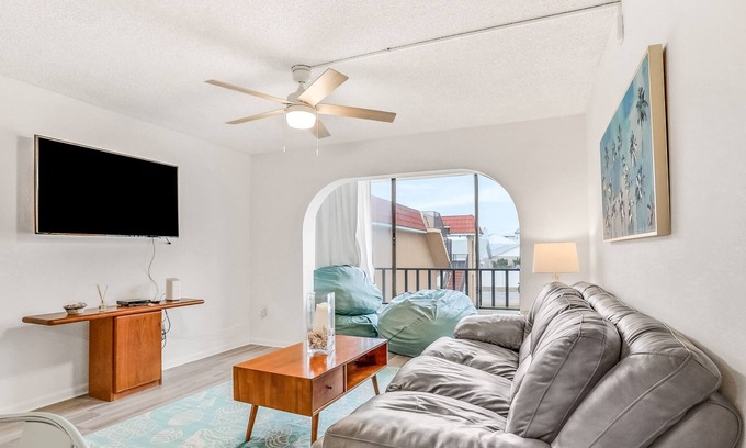 Crescent Beach Condo | Refreshing condo near the water with pool & tennis court - snowbird friendly