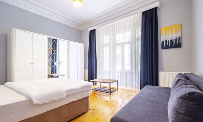 Talimhane Apartment | Refreshing Flat with French Balcony in Beyoglu