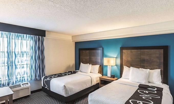 Ahwatukee Foothills Hotel | Refreshing Getaway with Swimming Pool and Daily Breakfast Perks