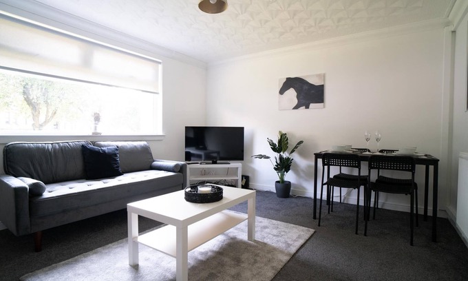 Airdrie Apartment | Refreshing Modern Apartment in North Lanarkshire